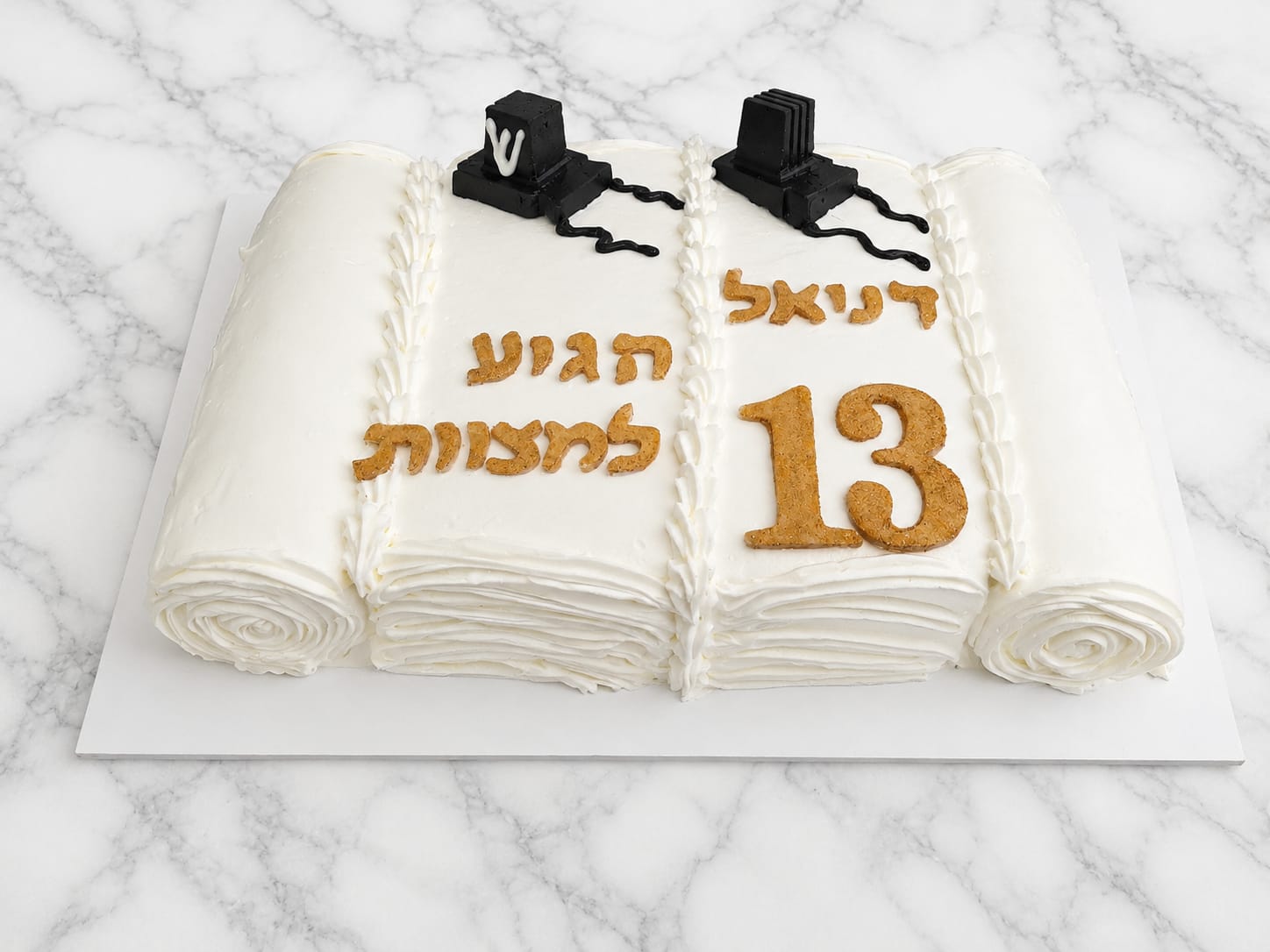 עוגת בר מצווה בצורת ספר תורה