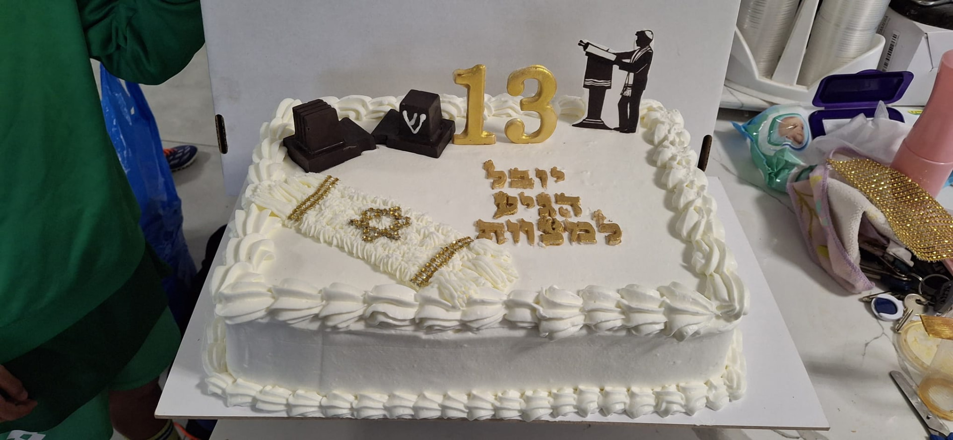 עוגת מגש בר מצווה עם ספר תורה ותפילין